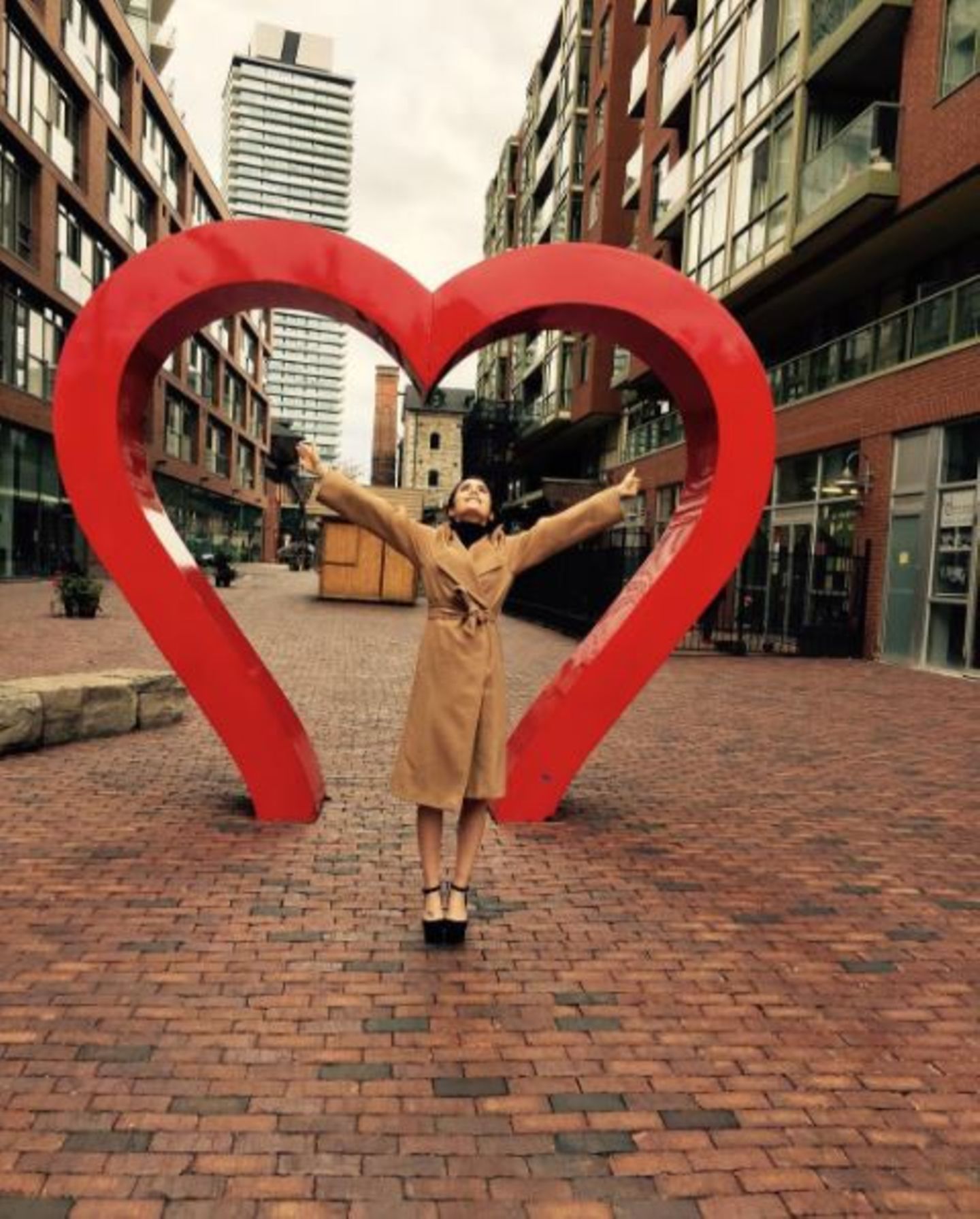 Lily Collins fühlt sich herzlich willkommen in der kanadischen Stadt Toronto.