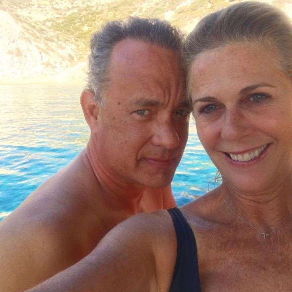 Sie sind seit 28 Jahren verheiratet und glücklich wie am ersten Tag: Tom Hanks und Rita Wilson beweisen uns, dass es auch in Hollywood die wahre Liebe gibt. Und dieser Schnappschuss ist ein ganz besonderer: Es ist das erste Pärchen-Selfie des Hollywood-Duos. Und sie halten es auch bei der Bild-Beschreibung lieber schlicht: "Ich liebe ihn", schreibt die 59-Jährige unter das Foto. Sie sind seit 28 Jahren verheiratet und glücklich wie am ersten Tag: Tom Hanks und Rita Wilson beweisen uns, dass es auch in Hollywood die wahre Liebe gibt. Und dieser Schnappschuss ist ein ganz besonderer: Es ist das erste Pärchen-Selfie des Hollywood-Duos. Und sie halten es auch bei der Bild-Beschreibung lieber schlicht: "Ich liebe ihn", schreibt die 59-Jährige unter das Foto.