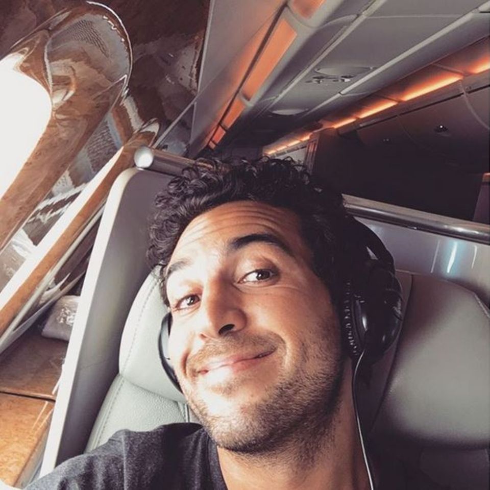 Januar 2016  Der Schauspieler Elyas M'Barek freut sich über WLAN im Flieger und teilt seine Freude sogleich mit seinen Fans während er über das arabische Meer fliegt.