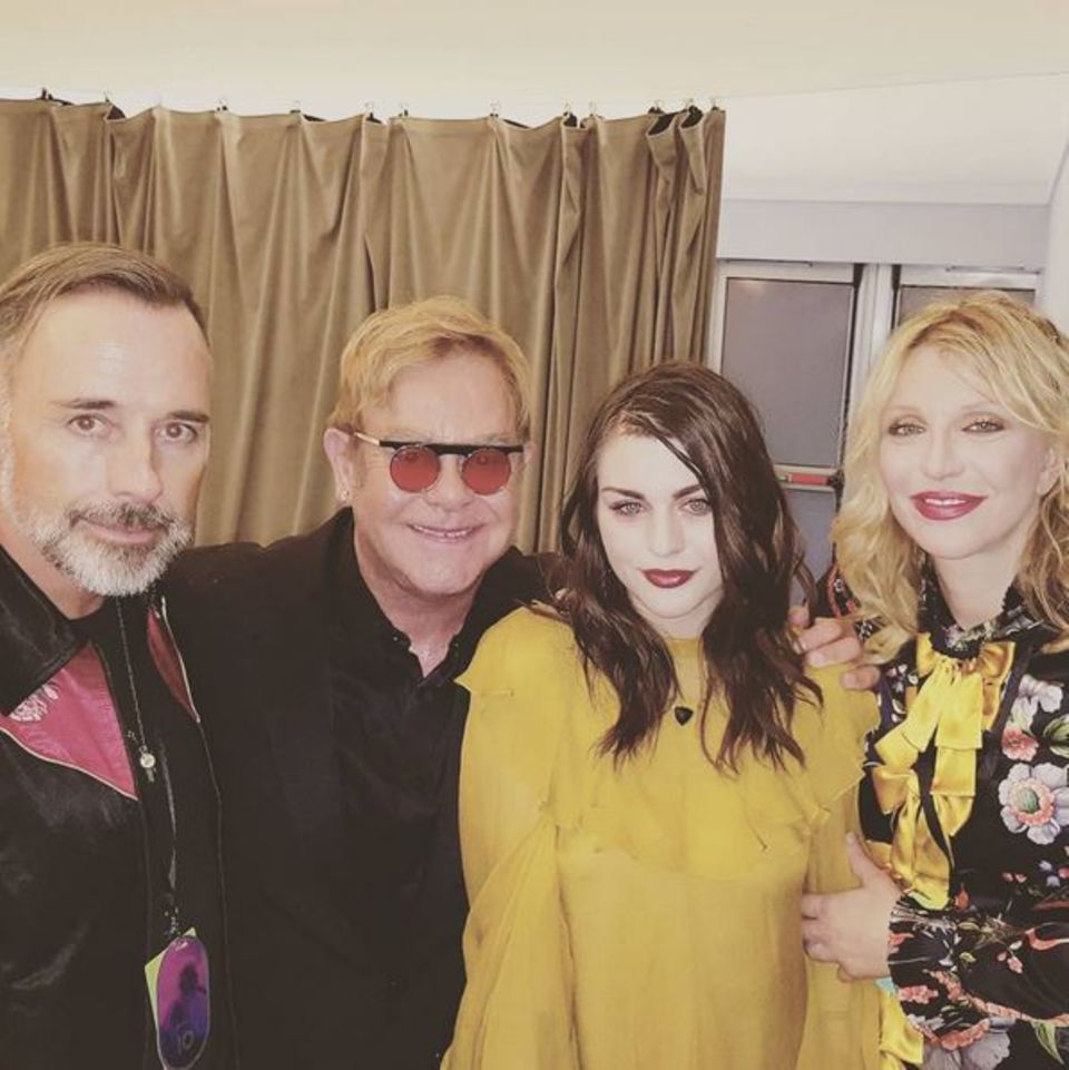 Courtney Love freut sich über einen tollen Abend mit ihrer Tochter Frances Bean Cobain, Elton John und seinem Ehemann David Furnish.