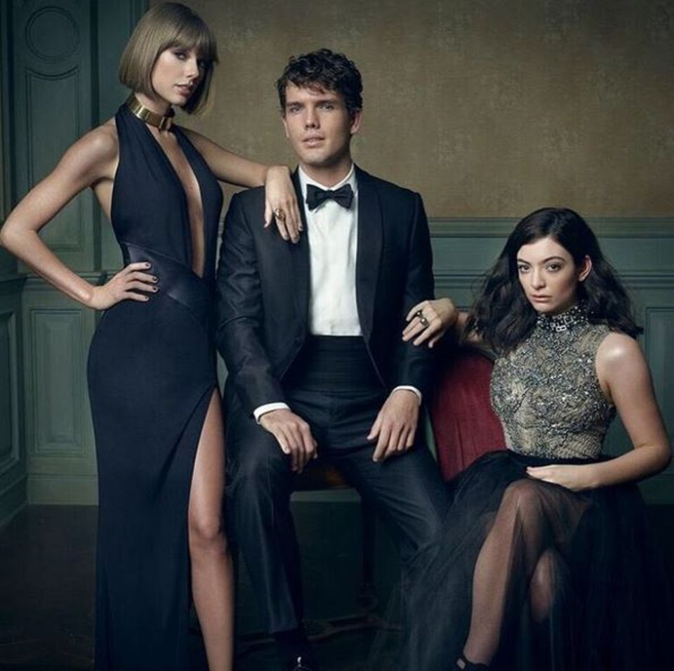März 2016 Auf diesem Bild möchte Taylor Swift mit ihrem Bruder Austin und der Musikerin Lorde gern aussehen wie in einem Primetime-Drama namens "Family Secrets". Gratulation - das wäre geschafft! März 2016 Auf diesem Bild möchte Taylor Swift mit ihrem Bruder Austin und der Musikerin Lorde gern aussehen wie in einem Primetime-Drama namens "Family Secrets". Gratulation - das wäre geschafft!