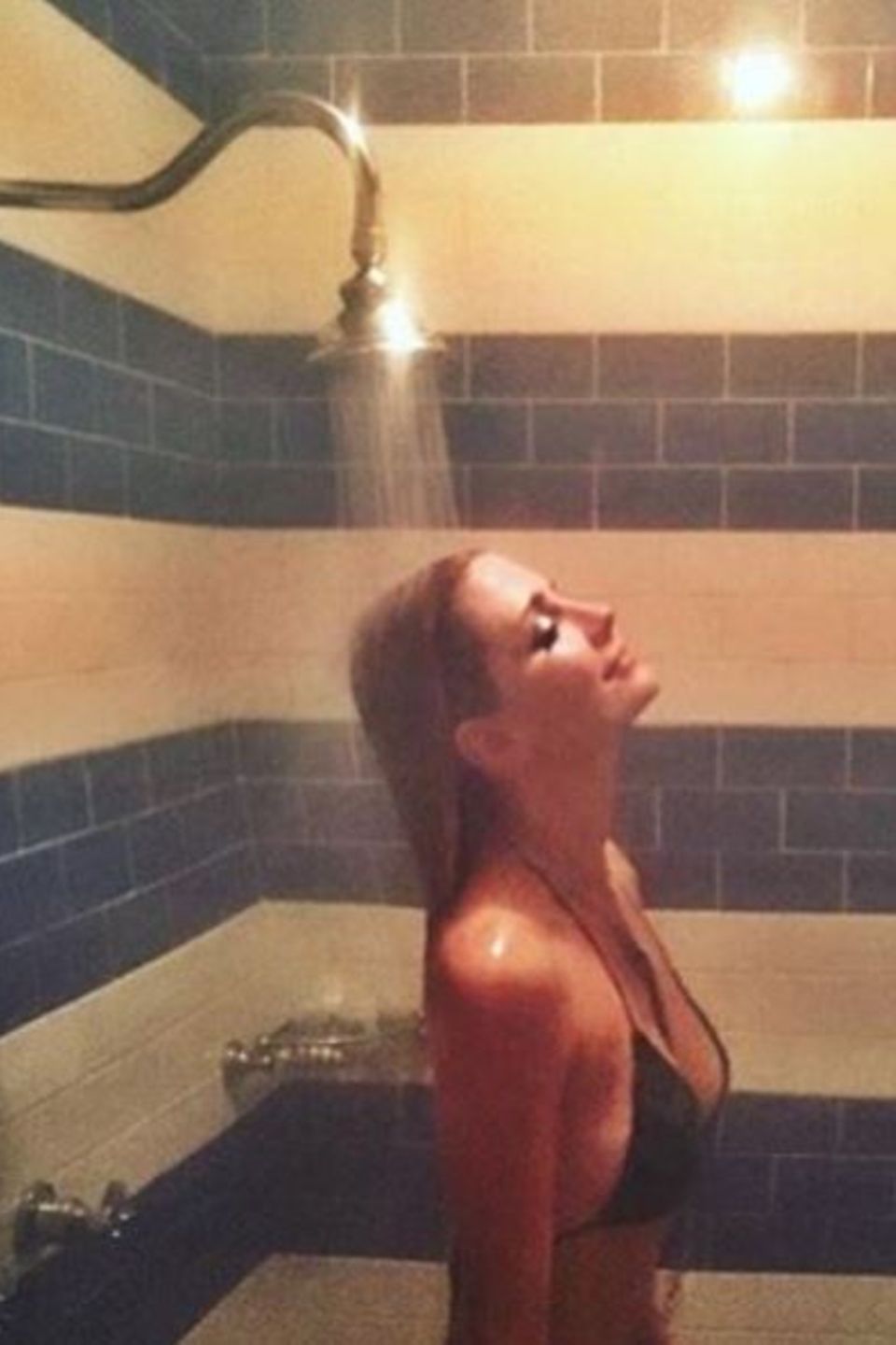 Juli 2016  Mischa Barton steht für ein Fotoshooting im Bikini unter der Dusche und teilt den Moment mit ihren Fans.