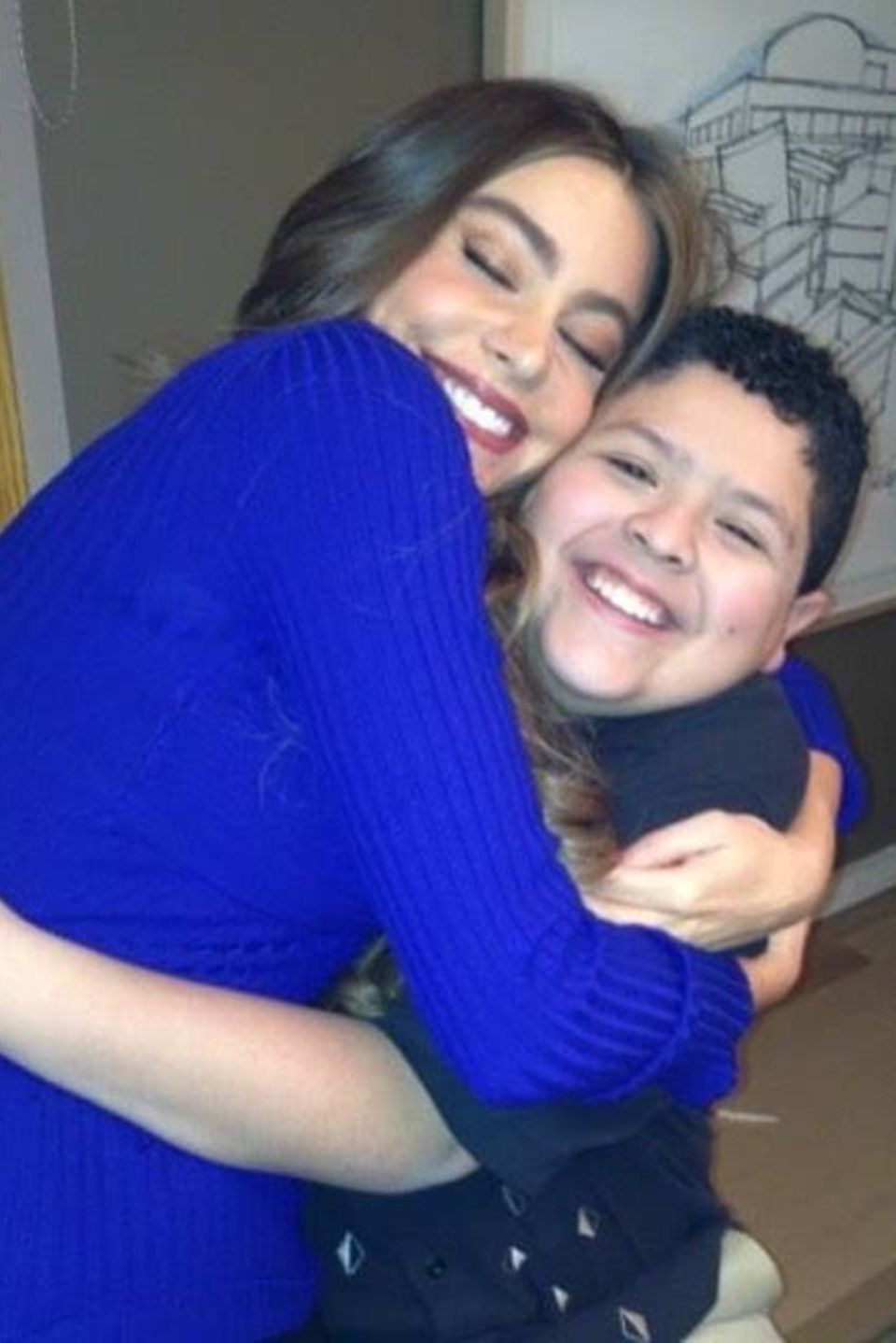 August 2016   Sofia Vergara gratuliert und drückt ihren Serien Sohn Manny alias Rico Rodriguez zum 18. Geburtstag. Der Kinderstar ist mit der Serie "Modern Family" erwachsen geworden.