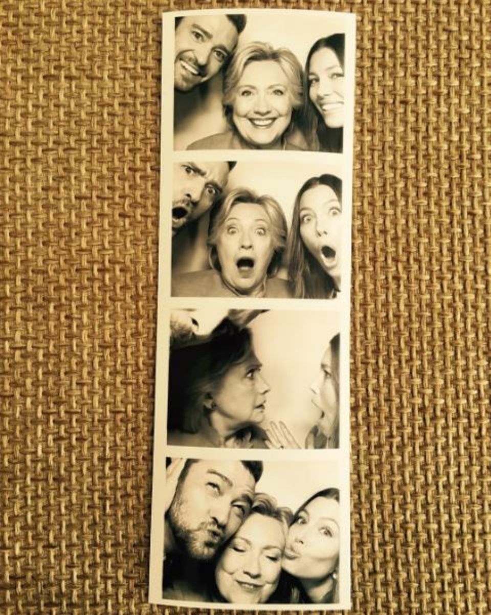 August 2016 "Schaut mal, wer zum Mittagessen vorbei kam ..." schreibt Jessica Biel zu diesem lustigen Foto aus dem Fotoautomaten mit Ehemann Justin Timberlake und Präsidentschaftskandidatin Hillary Clinton. Und ganz nebenbei zeigen die Hollywoodstars für wen sie wohl stimmen werden bei den Wahlen am 8. November 2016 in den USA. August 2016 "Schaut mal, wer zum Mittagessen vorbei kam ..." schreibt Jessica Biel zu diesem lustigen Foto aus dem Fotoautomaten mit Ehemann Justin Timberlake und Präsidentschaftskandidatin Hillary Clinton. Und ganz nebenbei zeigen die Hollywoodstars für wen sie wohl stimmen werden bei den Wahlen am 8. November 2016 in den USA.