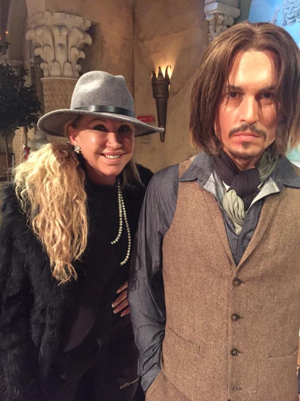 Januar 2016 Carmen Geiss trifft sie alle: Hier posiert sie bei Madame Tussauds in New York neben der Wachsfigur von Johnny Depp, die täuschend echt aussieht. Januar 2016 Carmen Geiss trifft sie alle: Hier posiert sie bei Madame Tussauds in New York neben der Wachsfigur von Johnny Depp, die täuschend echt aussieht.