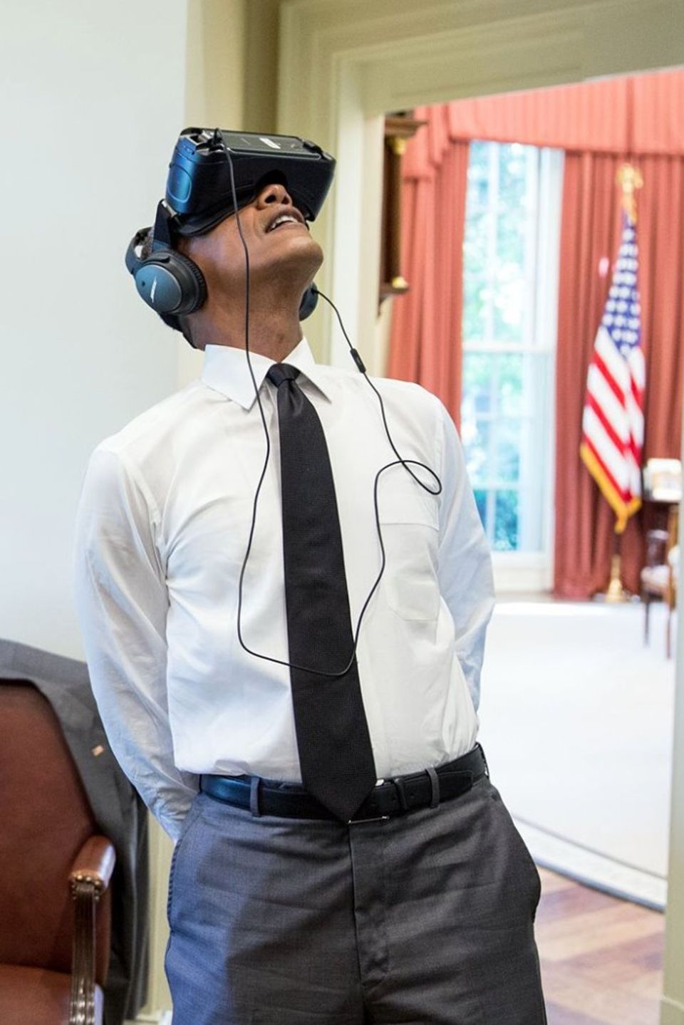 August 2016   Barack Obama übt sich mit der Virtual Reality-Brille im Oval Office. Das bringt Mark Zuckerberg dazu den Präsidenten zu einem virtuellen Ping Pong-Spiel einzuladen.