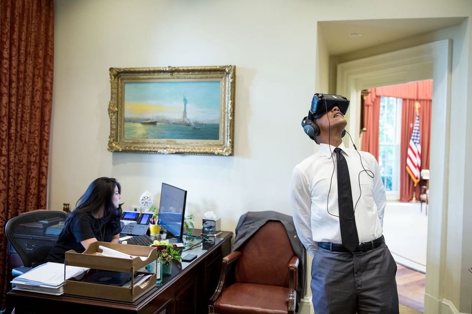 August 2016 Barack Obama übt sich mit der Virtual Reality-Brille im Oval Office. Das bringt Mark Zuckerberg dazu den Präsidenten zu einem virtuellen Ping Pong-Spiel einzuladen. August 2016 Barack Obama übt sich mit der Virtual Reality-Brille im Oval Office. Das bringt Mark Zuckerberg dazu den Präsidenten zu einem virtuellen Ping Pong-Spiel einzuladen.