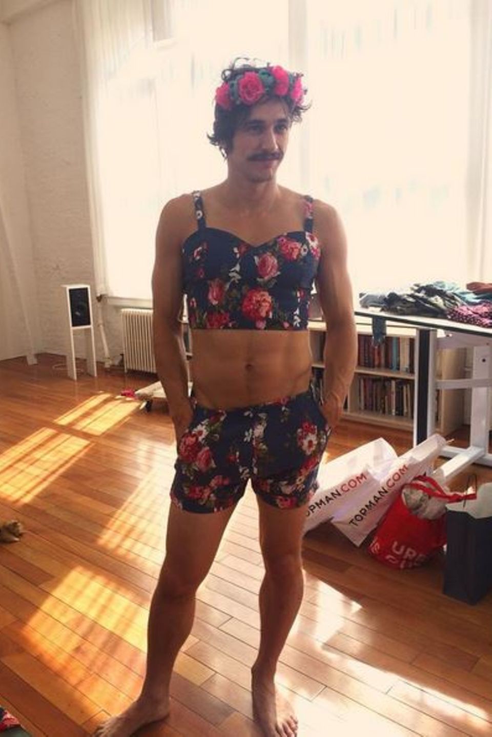Juni 2016 Lasst Blumen sprechen: James Franco läutet den Sommer mit diesem blumigen Outfit ein. Steht ihm doch ganz gut, oder? Juni 2016 Lasst Blumen sprechen: James Franco läutet den Sommer mit diesem blumigen Outfit ein. Steht ihm doch ganz gut, oder?