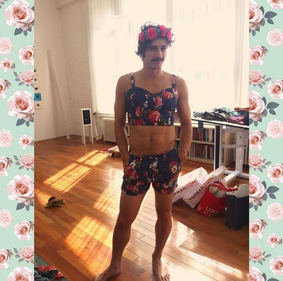 Juni 2016 Lasst Blumen sprechen: James Franco läutet den Sommer mit diesem blumigen Outfit ein. Steht ihm doch ganz gut, oder? Juni 2016 Lasst Blumen sprechen: James Franco läutet den Sommer mit diesem blumigen Outfit ein. Steht ihm doch ganz gut, oder?