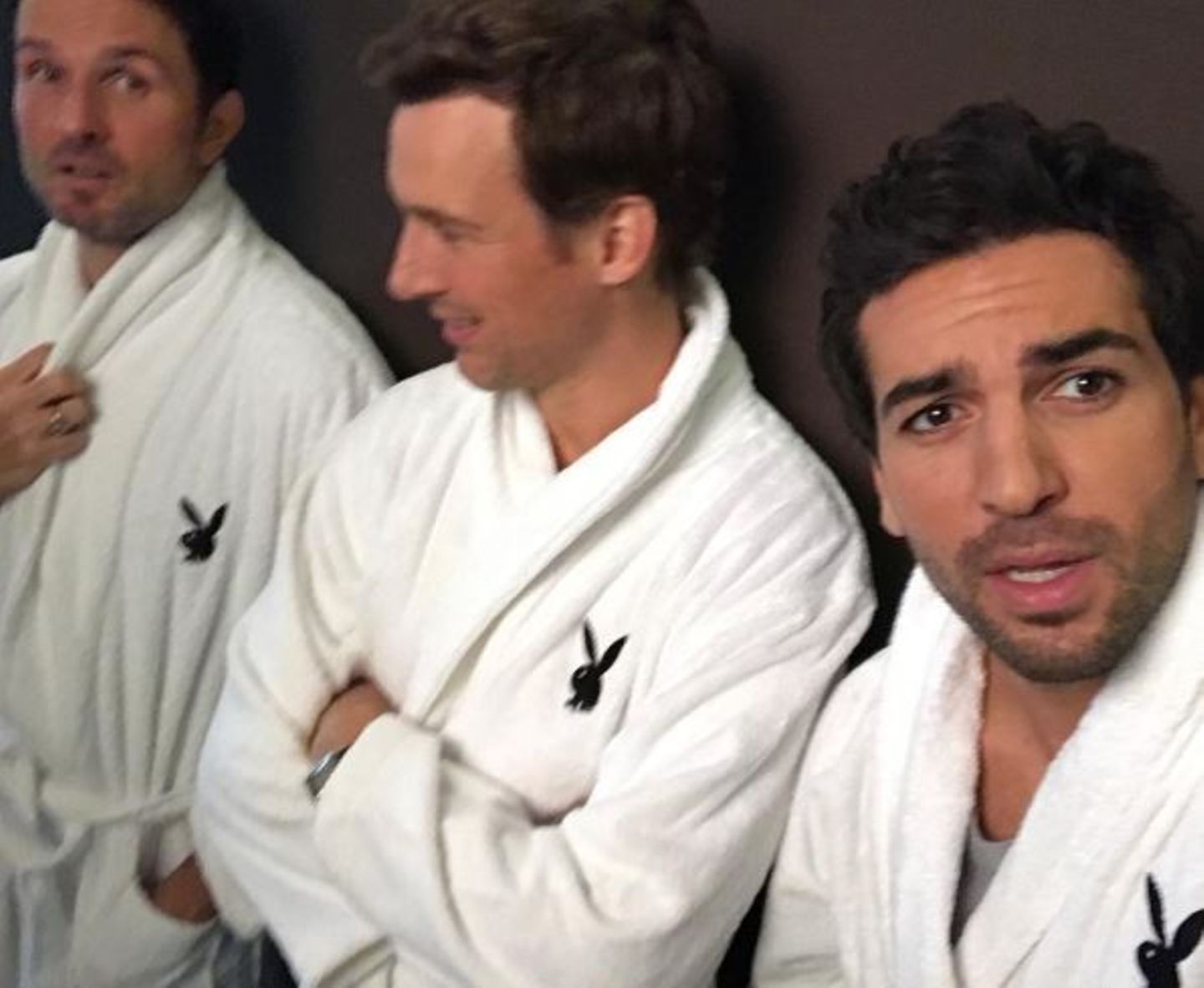 "Hat keinen Symbolwert" - postet Elyas M'Barek zu einem Foto, in dem er einen Playboybademantel trägt.