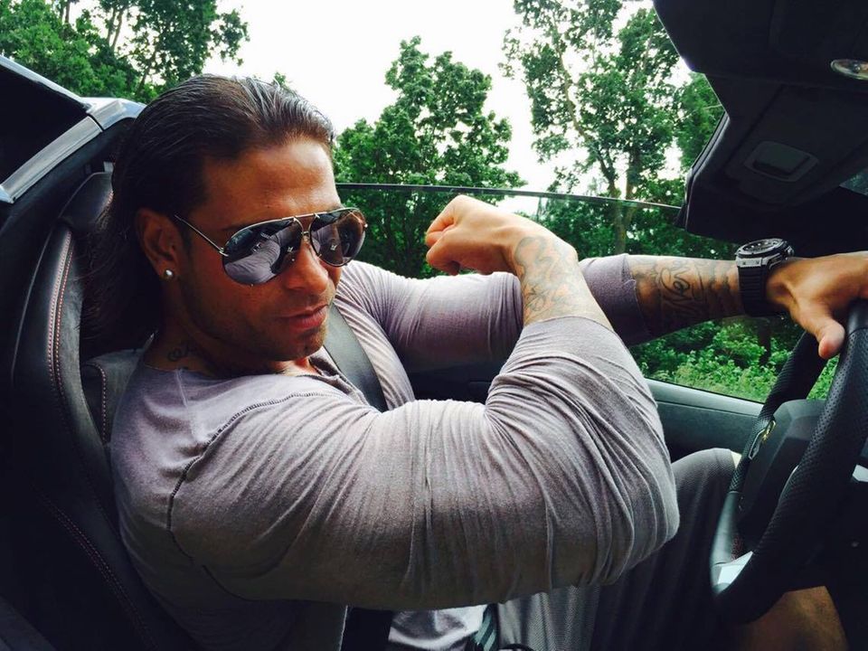 51 Zentimeter misst der Umfang des Bizeps des ehemaligen Nationaltorwarts Tim Wiese. Er ist gerade mit Caprio und Sonnenbrille unterwegs. 51 Zentimeter misst der Umfang des Bizeps des ehemaligen Nationaltorwarts Tim Wiese. Er ist gerade mit Caprio und Sonnenbrille unterwegs.