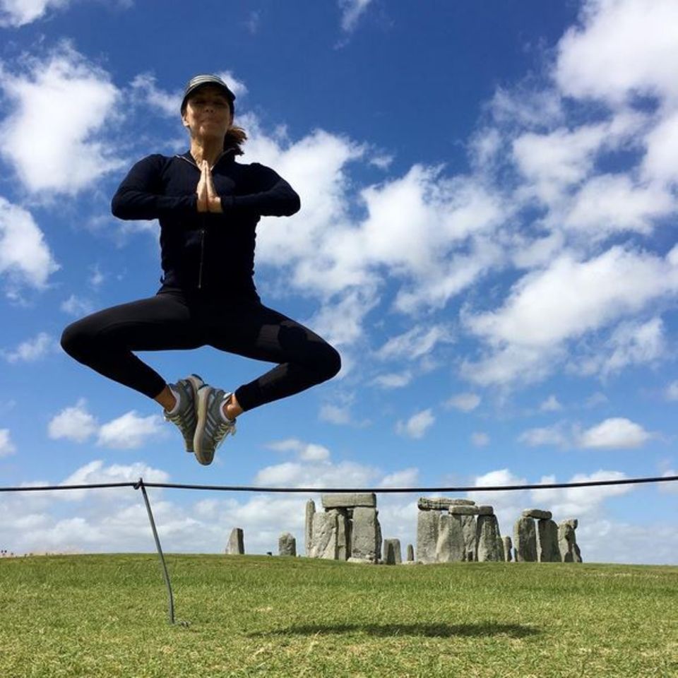 Eva Longoria begeistert uns mit einem spirituellen Luftsprung vor dem Stonehenge in England.