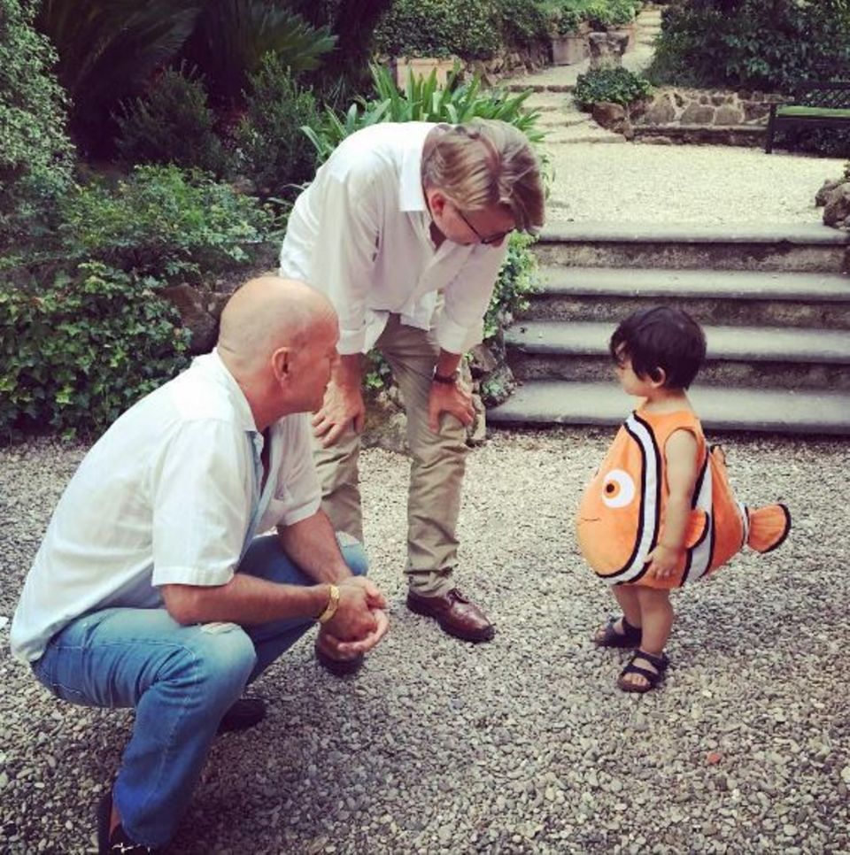 August 2016 Die suche hat ein Ende, Nemo ist gefunden! Von niemand anderen als von Bruce Willis persönlich. Dieser entzückende kleine Junge hat sofort das Herz des Hollywoodschauspielers erobert, der selber fünf Kinder hat. August 2016 Die suche hat ein Ende, Nemo ist gefunden! Von niemand anderen als von Bruce Willis persönlich. Dieser entzückende kleine Junge hat sofort das Herz des Hollywoodschauspielers erobert, der selber fünf Kinder hat.