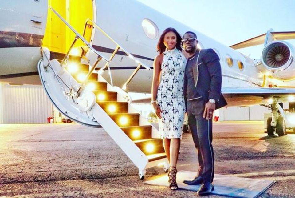 Bei diesem Paar kennt Dekadenz keine Grenzen: Kevin Hart und seine Frau vor einem Privatjet.