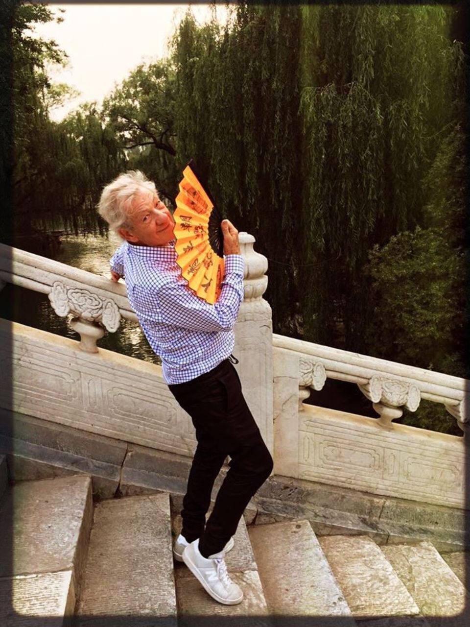 Juni 2016 Ian McKellen ist beruflich in China unterwegs und macht natürlich eine Städtetour und weil es so heiß ist, fächert er sich etwas Luft zu und weil er lustig ist, teilt er es mit seinen Fans. Juni 2016 Ian McKellen ist beruflich in China unterwegs und macht natürlich eine Städtetour und weil es so heiß ist, fächert er sich etwas Luft zu und weil er lustig ist, teilt er es mit seinen Fans.