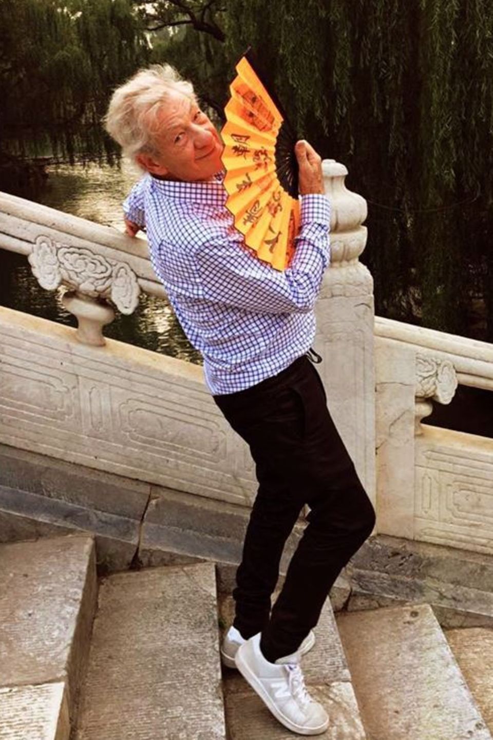 Juni 2016   Ian McKellen ist beruflich in China unterwegs und macht natürlich eine Städtetour und weil es so heiß ist, fächert er sich etwas Luft zu und weil er lustig ist, teilt er es mit seinen Fans.