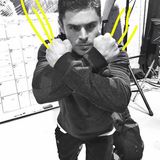 Zum Geburtstag von Schauspieler Hugh Jackman fährt Zac Efron die Krallen aus. Der Hollywood-Beau weist damit auf Jackmans Paraderolle - X-Mens Wolverine - hin.