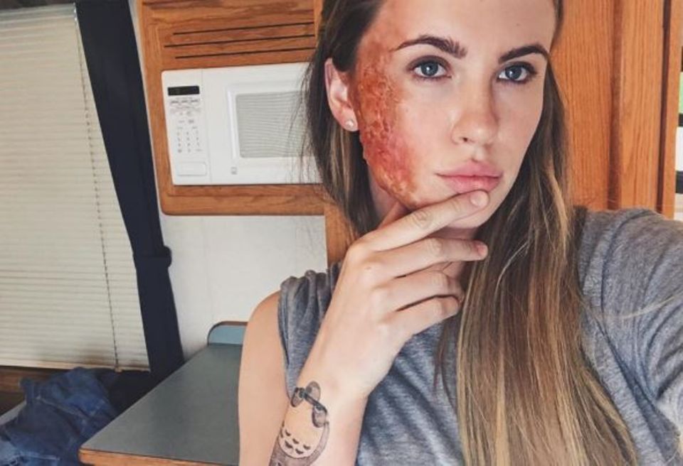 Ist da was im Gesicht von Ireland Baldwin? Selbst ein Zombiebiss kann diese Schönheit nicht zerstören. Ist da was im Gesicht von Ireland Baldwin? Selbst ein Zombiebiss kann diese Schönheit nicht zerstören.