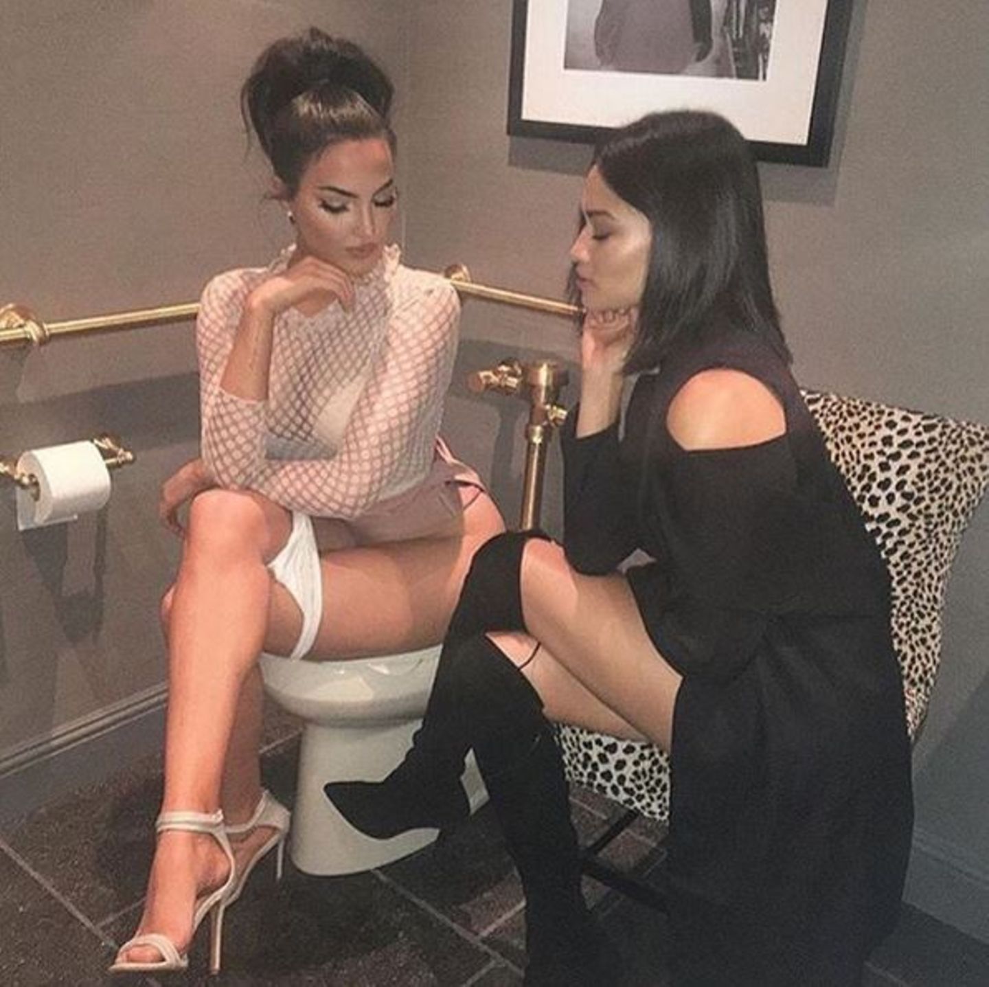 Model Shanina Shaik (rechts) hat eben manchmal Redebedarf, der nicht warten kann. Hey, mit so viel Stil wird die Würde (fast) gewahrt.