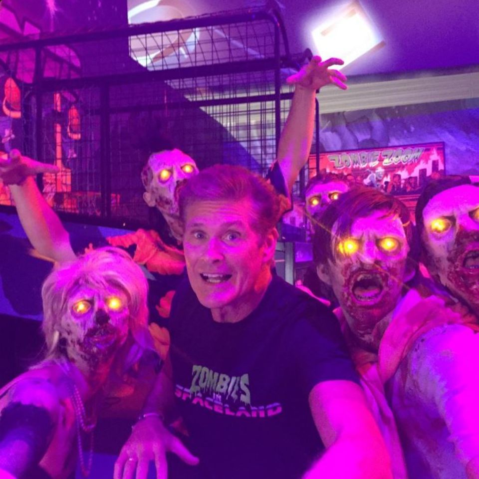 Hilfe! "Call of Duty" -Zombies sind hinter mir her! - Postet David Hasselhoff. Dem Zombiemodus des Ballerspiels leiht der "Knight Rider"-Star seine Stimme. Hilfe! "Call of Duty" -Zombies sind hinter mir her! - Postet David Hasselhoff. Dem Zombiemodus des Ballerspiels leiht der "Knight Rider"-Star seine Stimme.