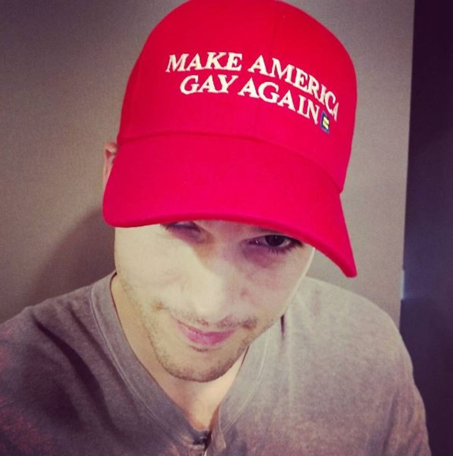 Oktober 2016   Klares Statement: Ashton Kutcher greift das Wahlmotto der Republikaner auf und interpretiert es auf seine Art und setzt damit ein klares Zeichen für Homosexuelle in Amerika.