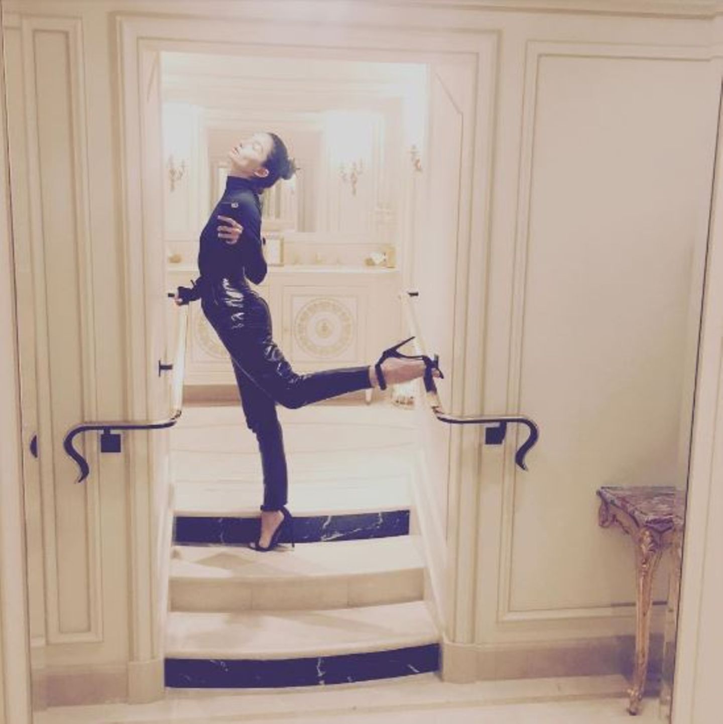 Supermodel Lily Aldridge bekommt einen leichten Anfall von "Prinzessineritis": Kein wunder, bei diesen luxuriösen Räumlichkeiten in Paris.