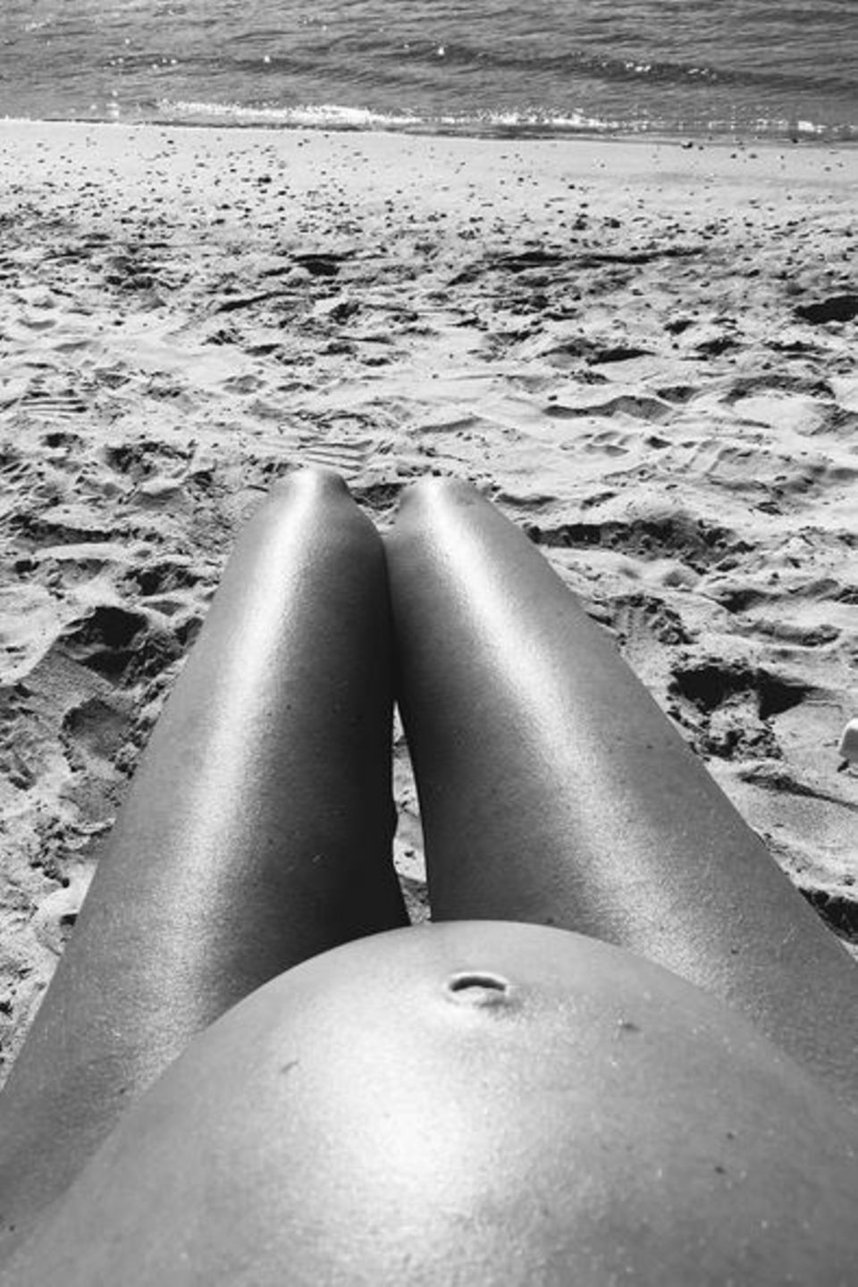 Juni 2016  "Hot Dog Legs" plus Babykugel: Diesen Schnappschuss teitl Model Candice Swanepoel auf ihrem Instagram-Profil.