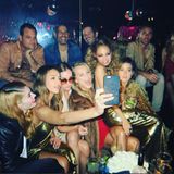 Feierstimmung mit Jessica Alba und Nicole Richie: Nicht leicht die ganze Partymeute auf ein Selfie zu bekommen.