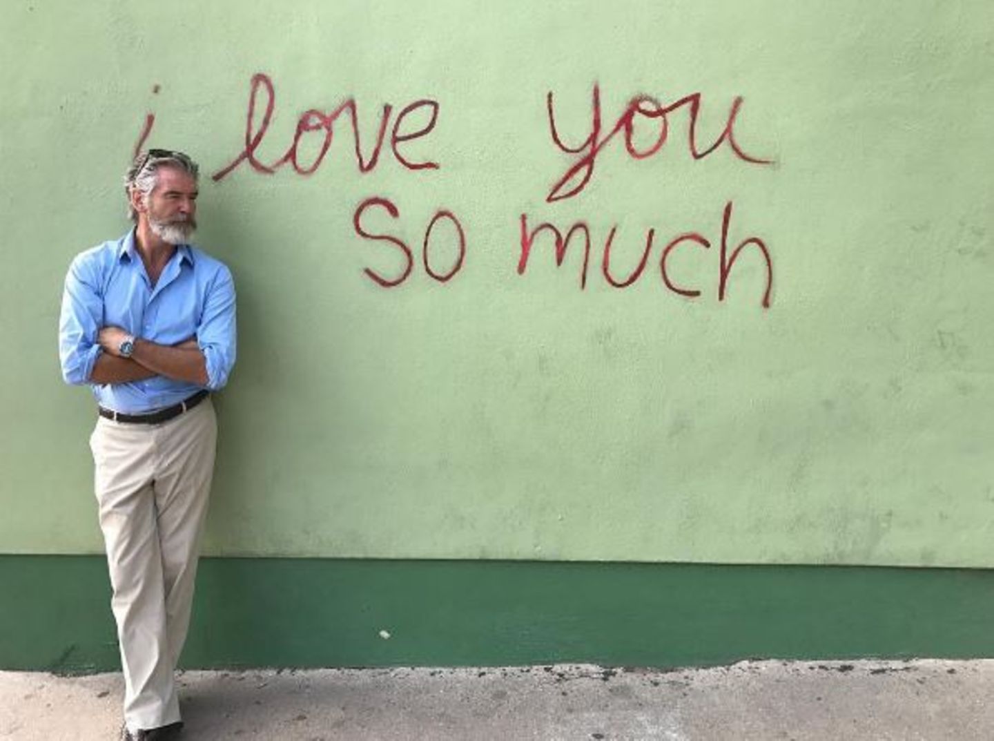 Ex-Bond Pierce Brosnan vor den Worten "i love you so much", die auf eine Wand gesprayt wurden. Es ist eine kleine Liebeserklärung an die Stadt Austin in Texas, in der er während der Aufnahme unterwegs ist.