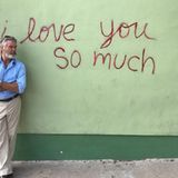 Ex-Bond Pierce Brosnan vor den Worten "i love you so much", die auf eine Wand gesprayt wurden. Es ist eine kleine Liebeserklärung an die Stadt Austin in Texas, in der er während der Aufnahme unterwegs ist.