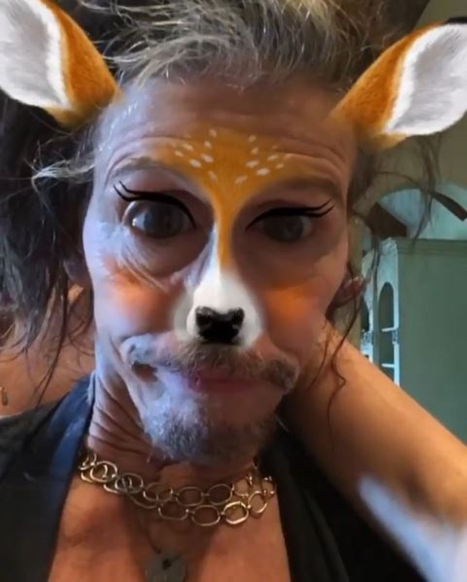 Über die verrückte Bambi-Imitation von Papa Steven Tyler kriegt sich Liv Tyler vor Lachen nicht mehr ein.