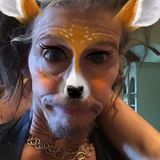Über die verrückte Bambi-Imitation von Papa Steven Tyler kriegt sich Liv Tyler vor Lachen nicht mehr ein.
