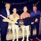 Fragt Kate Hudson nicht, wie das plötzlich entstanden ist: Ex-Premierminister Tony Blair, zwei Muskelmänner vom Cirque du Soleil und Actionheld Sylvester Stallone tragen die schöne Blondine auf den Armen. Die Haltungsnote "1+" vergeben wir aber trotzdem.