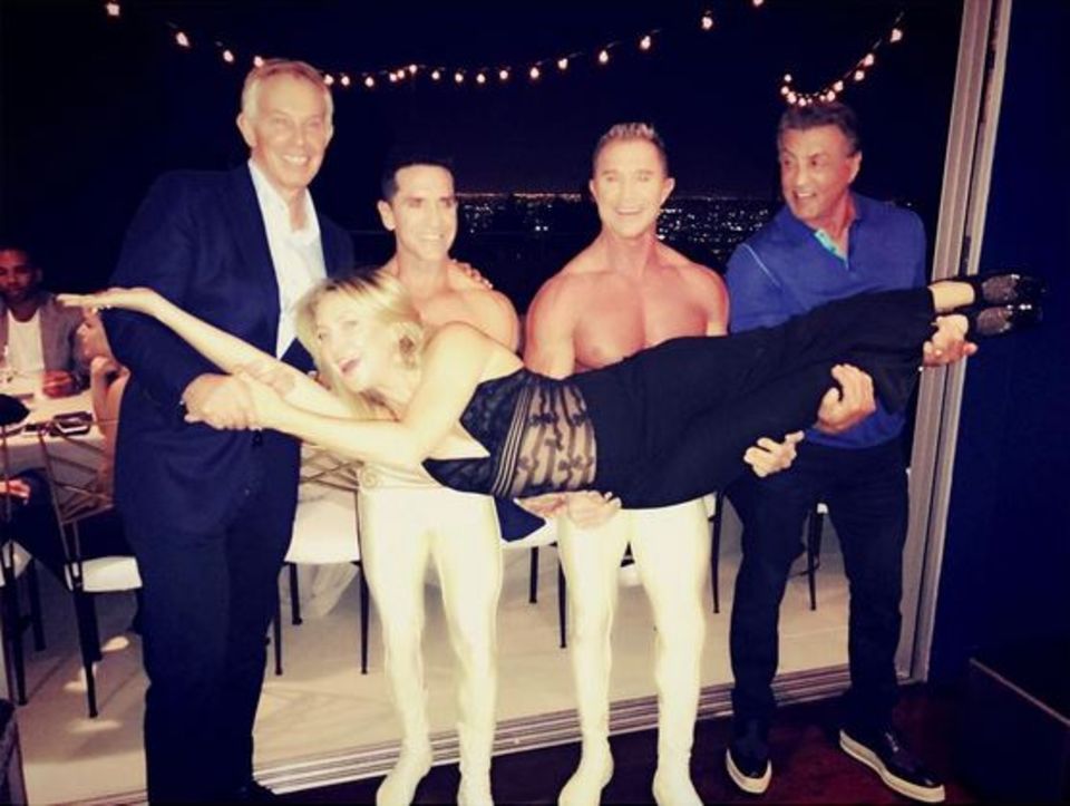Fragt Kate Hudson nicht, wie das plötzlich entstanden ist: Ex-Premierminister Tony Blair, zwei Muskelmänner vom Cirque du Soleil und Actionheld Sylvester Stallone tragen die schöne Blondine auf den Armen. Die Haltungsnote "1+" vergeben wir aber trotzdem. Fragt Kate Hudson nicht, wie das plötzlich entstanden ist: Ex-Premierminister Tony Blair, zwei Muskelmänner vom Cirque du Soleil und Actionheld Sylvester Stallone tragen die schöne Blondine auf den Armen. Die Haltungsnote "1+" vergeben wir aber trotzdem.
