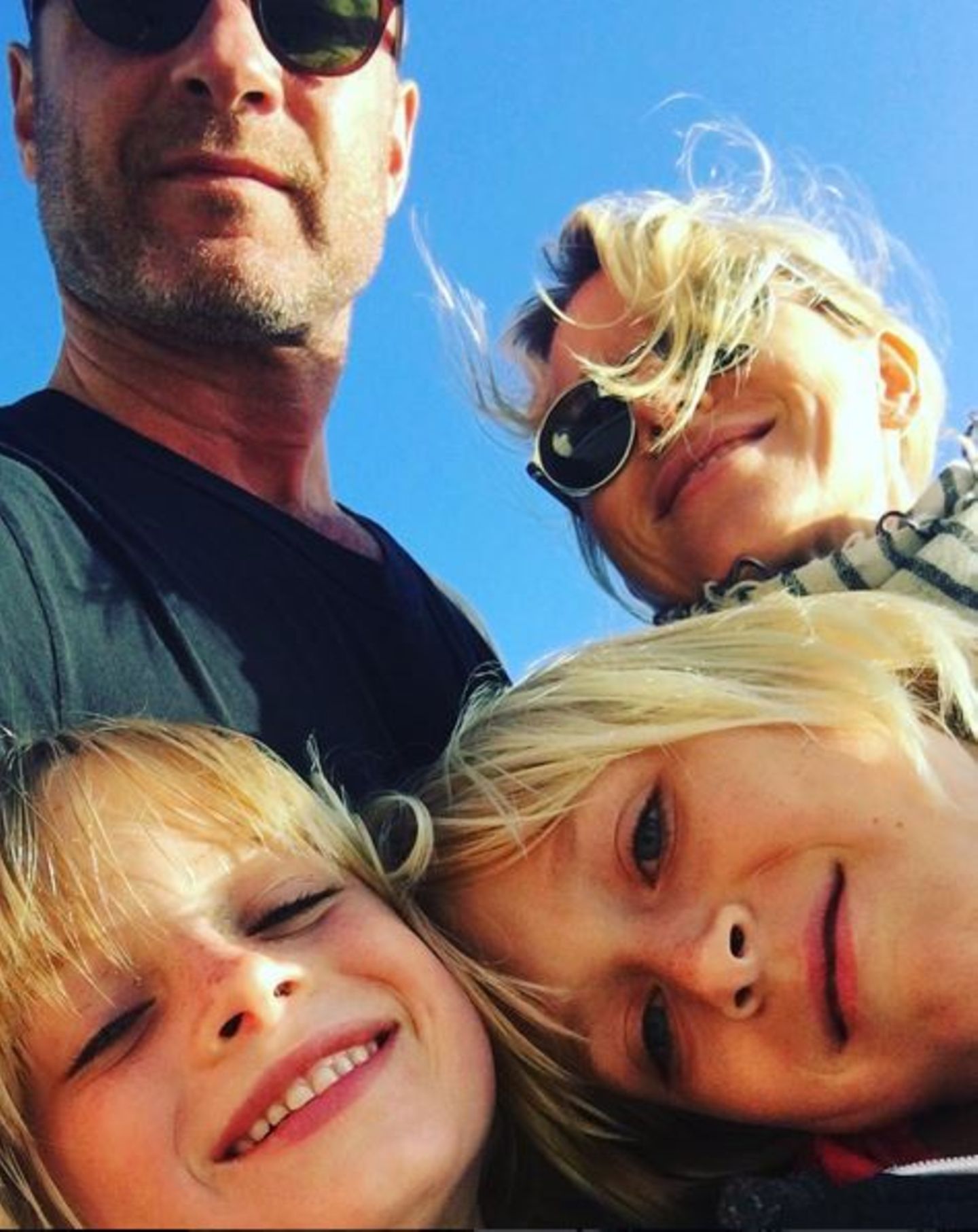 Mai 2016  Naomi Watts postet ein Gute-Laune-Selfie mit Liev Schreiber und deren Jungs Samuel und Alexander.