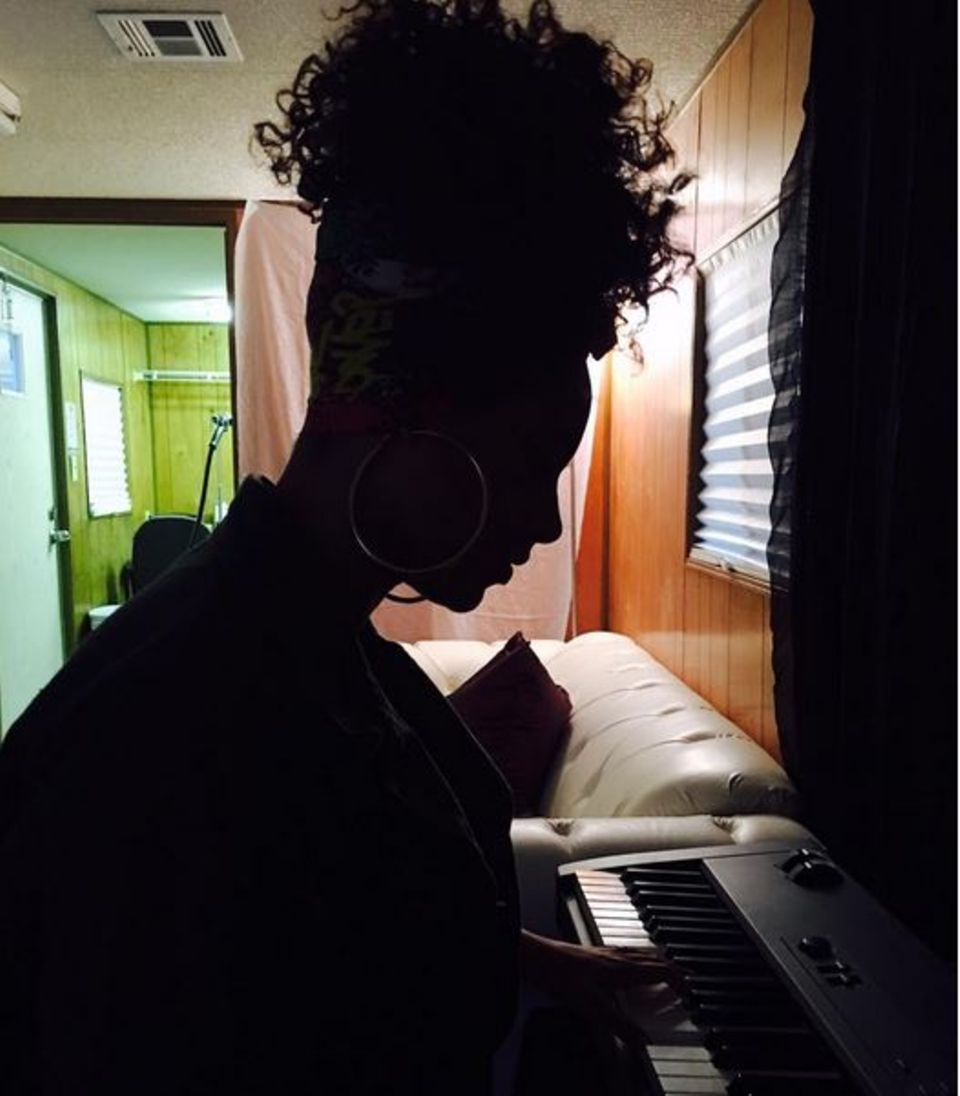 Alicia Keys vor ihrem Auftritt in New York: In gedämpftem Licht geht die Sängerin noch einmal in sich und spielt die Hits auf ihrem Keyboard.