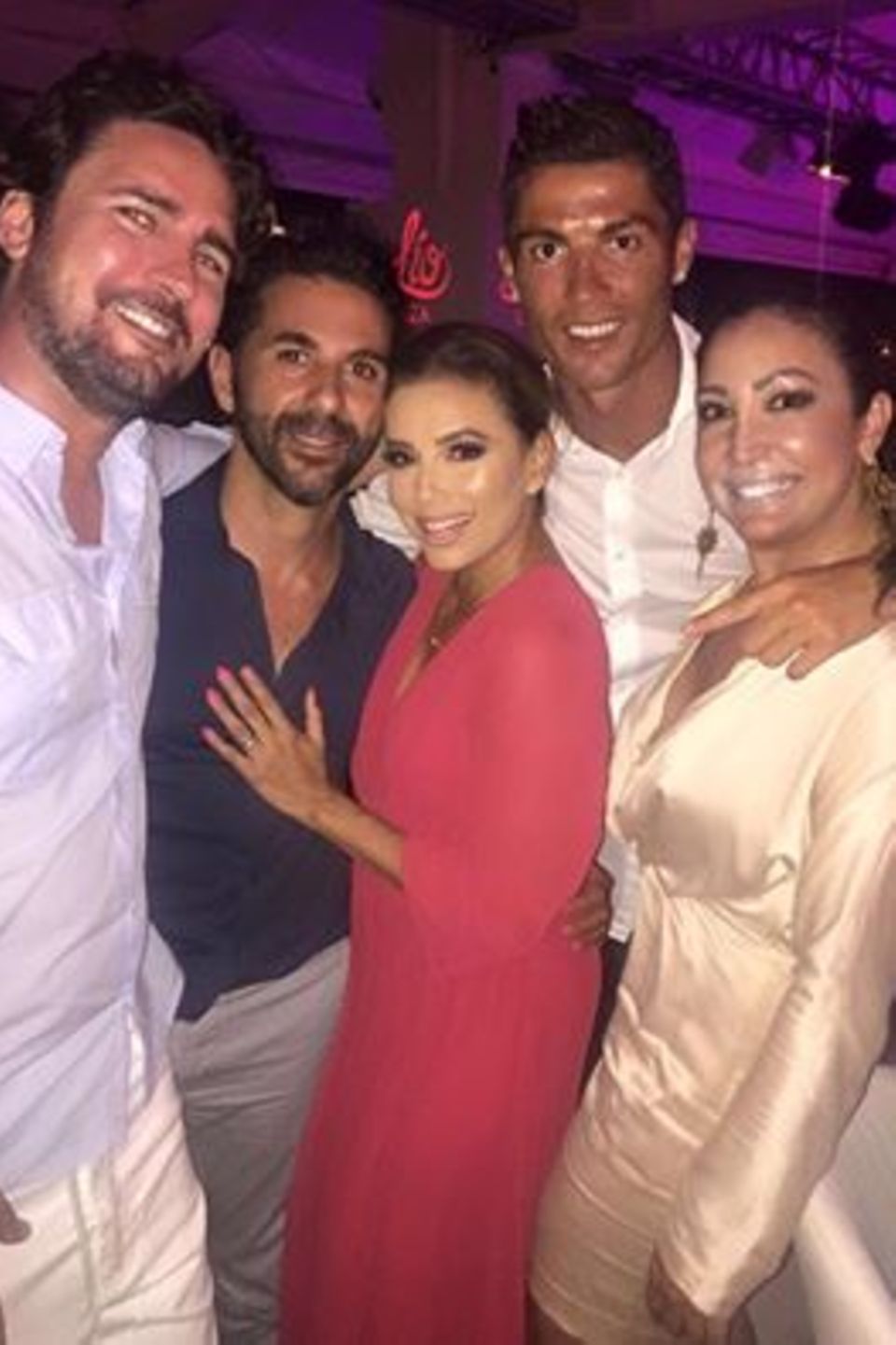 Fußballstar Cristiano Ronaldo freut sich über die Party mit Schauspielerin Eva Longoria Bastón und ihrem Ehemann José Bastón.