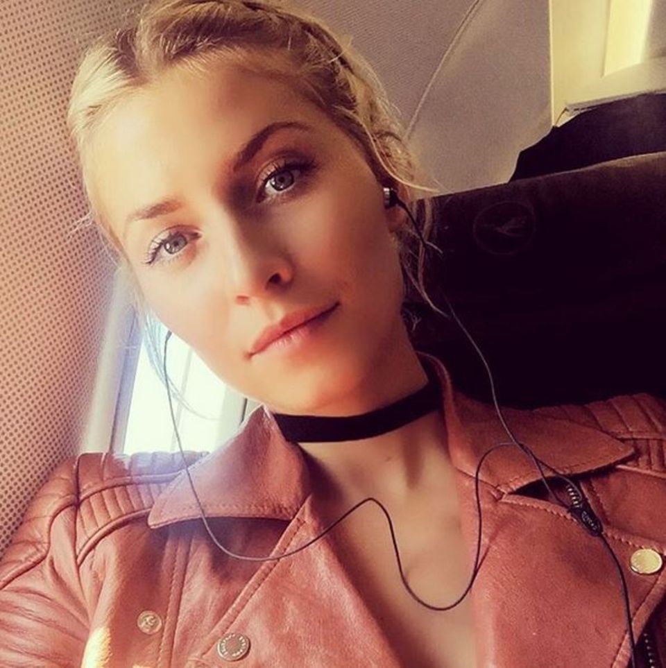 Lena Gercke sitzt im Flieger und hört dabei ihren aktuellen Lieblingssong "stimulated" von Tyga. Lena Gercke sitzt im Flieger und hört dabei ihren aktuellen Lieblingssong "stimulated" von Tyga.