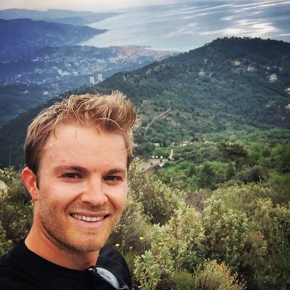 Mai 2016   Nico Rosberg will hoch hinaus, das ist klar. Diesmal ist er in 1000m Höhe und genießt die Aussicht auf Monaco.