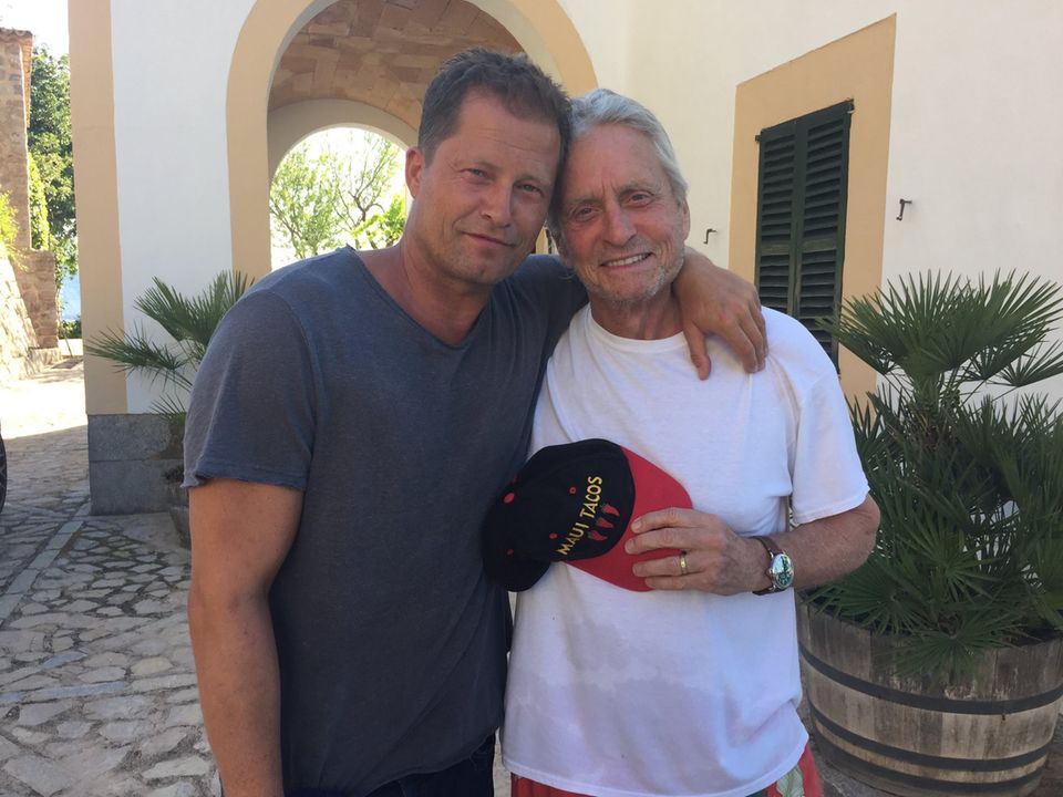 Juni 2016 Til Schweiger dreht gerade mit Michael Douglas ein "Honig im Kopf" US-Remake. Beide verstehen sich blendent, auch hinter den Kameras. Juni 2016 Til Schweiger dreht gerade mit Michael Douglas ein "Honig im Kopf" US-Remake. Beide verstehen sich blendent, auch hinter den Kameras.