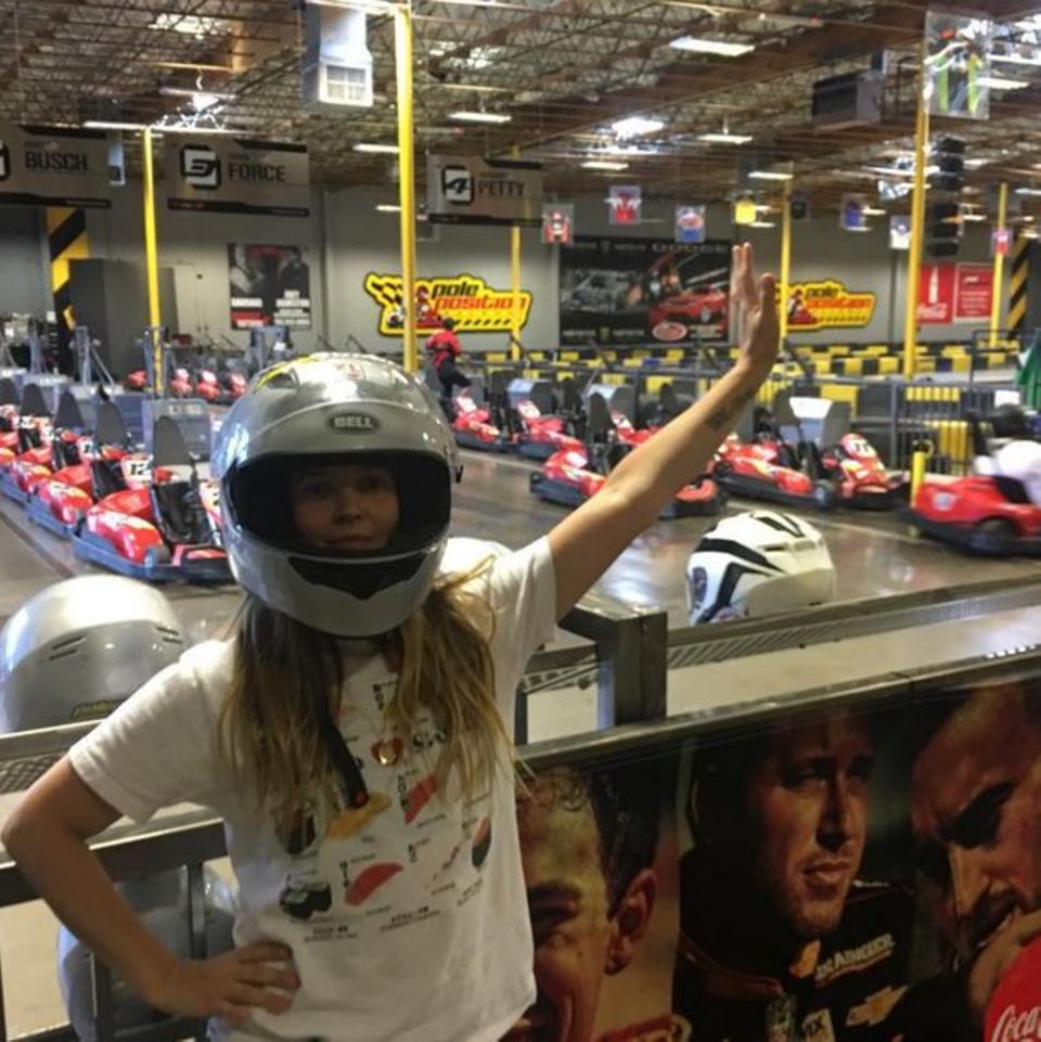Schauspielerin Drew Barrymore hat sichtlich Spaß an einer Kartbahn in Las Vegas. Schauspielerin Drew Barrymore hat sichtlich Spaß an einer Kartbahn in Las Vegas.