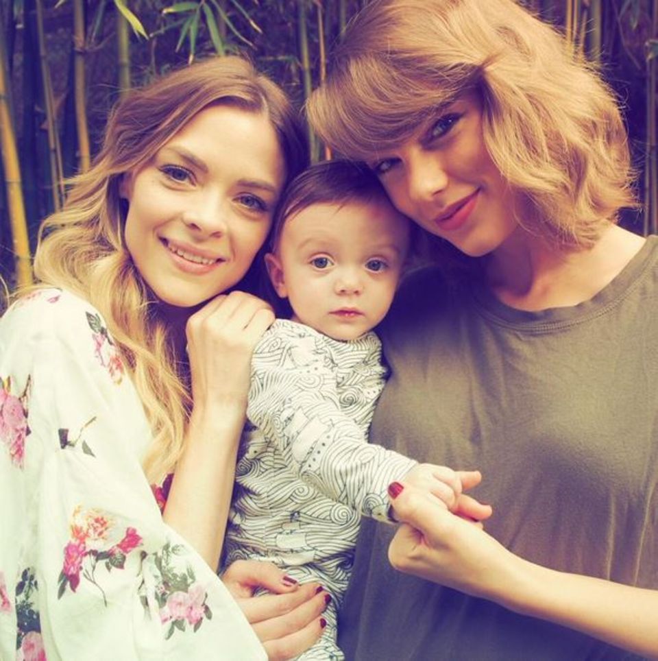 Januar 2016 Mensch, bist du groß geworden: Taylor Swift gratuliert dem kleinen Sohn von Jaime King zu seinem 6-monatigen Geburtstag. Januar 2016 Mensch, bist du groß geworden: Taylor Swift gratuliert dem kleinen Sohn von Jaime King zu seinem 6-monatigen Geburtstag.