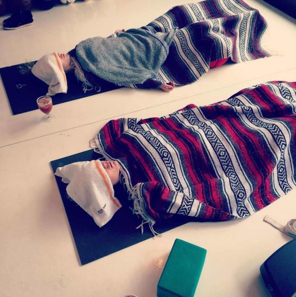 Januar 2016  Suki Waterhouse relaxt ein wenig nach dem Yoga.