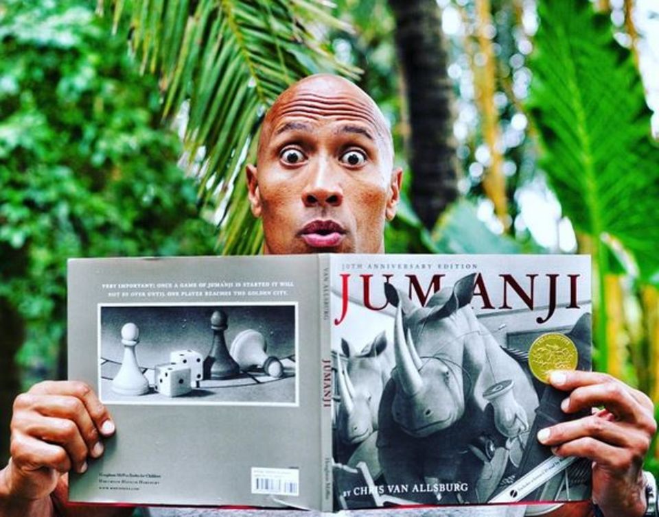Mai 2016 20 Jahre nach dem Erfolgsfilm "Jumanji" kommt nun ein Remake. Mit dabei ist Dwayne "The Rock" Johnson, der begeistert twittert: "And the Jumanji magic begins". Mai 2016 20 Jahre nach dem Erfolgsfilm "Jumanji" kommt nun ein Remake. Mit dabei ist Dwayne "The Rock" Johnson, der begeistert twittert: "And the Jumanji magic begins".
