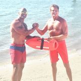 Der Schüler und sein Meister: Dwayne Johnson trifft auf seinen Baywatch-Vorgänger David Hasselhoff. Bestimmt hat "The Hoff" noch einige Tipps für den angehenden Baywatch-Star.