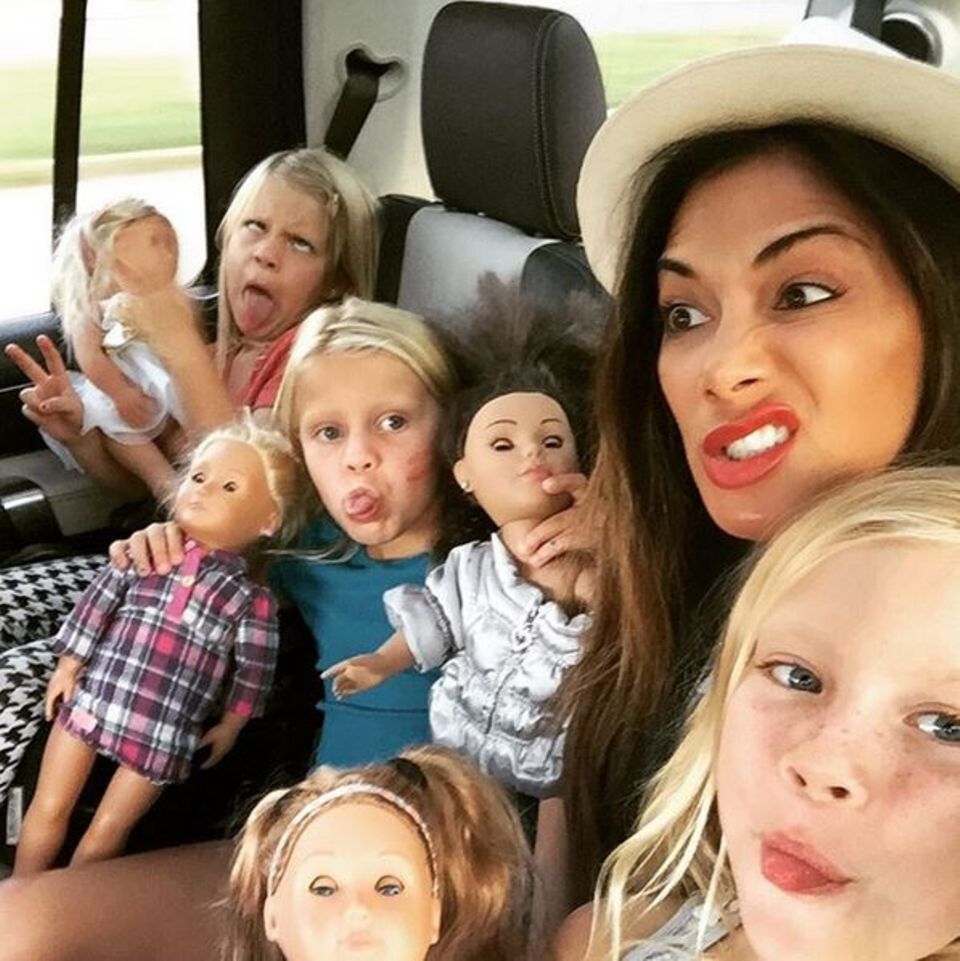 Unterwegs im Auto nutzt Nicole Scherzinger die Zeit, um mit Kids herumzualbern. "Die Scherzygirls sind wieder in der Stadt" - postet die Sängerin. Unterwegs im Auto nutzt Nicole Scherzinger die Zeit, um mit Kids herumzualbern. "Die Scherzygirls sind wieder in der Stadt" - postet die Sängerin.