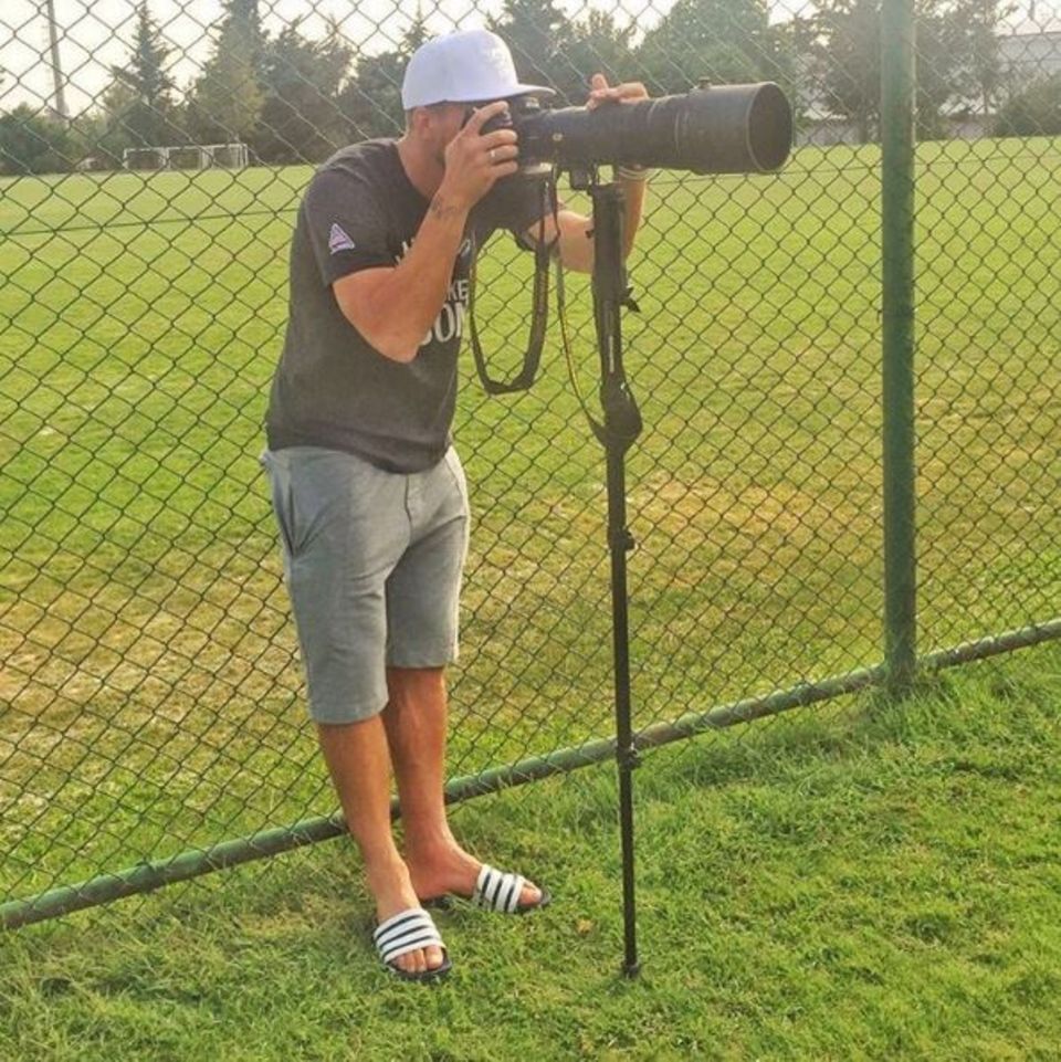 September 2016 Lukas Podolski is watching you! Bewaffnet mit Kamera und Stativ und stilecht mit Adiletten beobachtet der Fußballer die Fotografen. Er spielt gerade für Galatasaray Istanbul. September 2016 Lukas Podolski is watching you! Bewaffnet mit Kamera und Stativ und stilecht mit Adiletten beobachtet der Fußballer die Fotografen. Er spielt gerade für Galatasaray Istanbul.