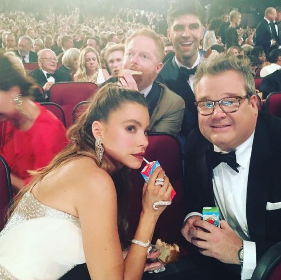 Auch "Modern Family"-Stars Sofia Vergara, Eric Stonestreet und Jesse Tyler Ferguson bekommen ihr Lunchpaket: Bei der Emmy-Verleihung 2016 gab es ordentlich Butterbrot und Trinkpäckchen. Auch "Modern Family"-Stars Sofia Vergara, Eric Stonestreet und Jesse Tyler Ferguson bekommen ihr Lunchpaket: Bei der Emmy-Verleihung 2016 gab es ordentlich Butterbrot und Trinkpäckchen.