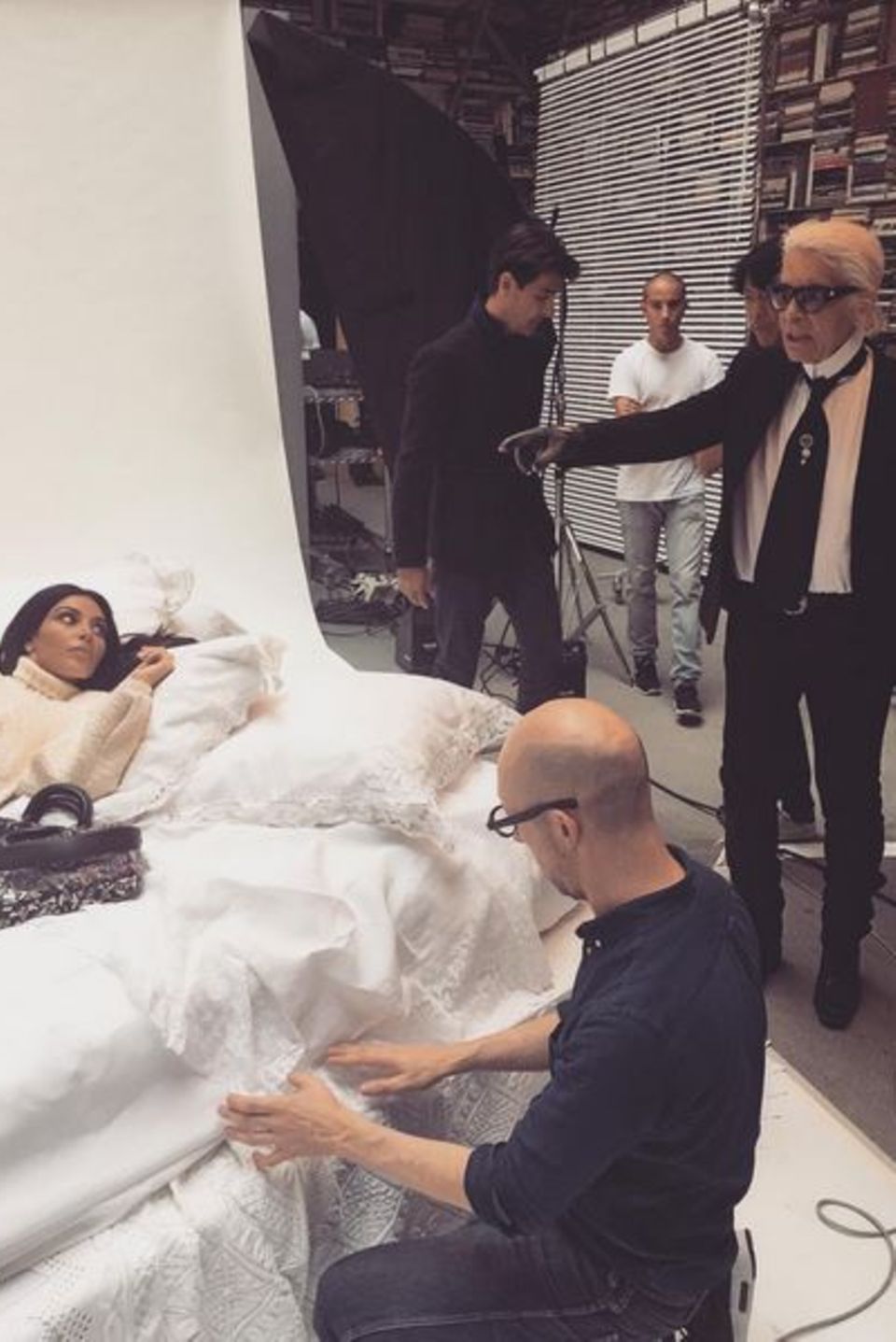 Karl Lagerfeld ist noch nicht zufrieden: Der Designer scheint mit der Pose von Kim Kardashian noch nicht ganz zufrieden zu sein.