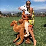 Heidi Klum reitet mit einem Pferd auf einem Kamel? Auch die Modelmama hat für dieses schräge Foto keine Erklärung.